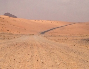 تعثر تنفيذ مشروع سفلتة طريق جبة المحفر يزيد من معاناة الأهالي 