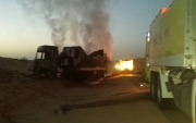 حادث مروري بين تريله ومركبة صغير يسفر عن إصابات وإشتعال المركبات